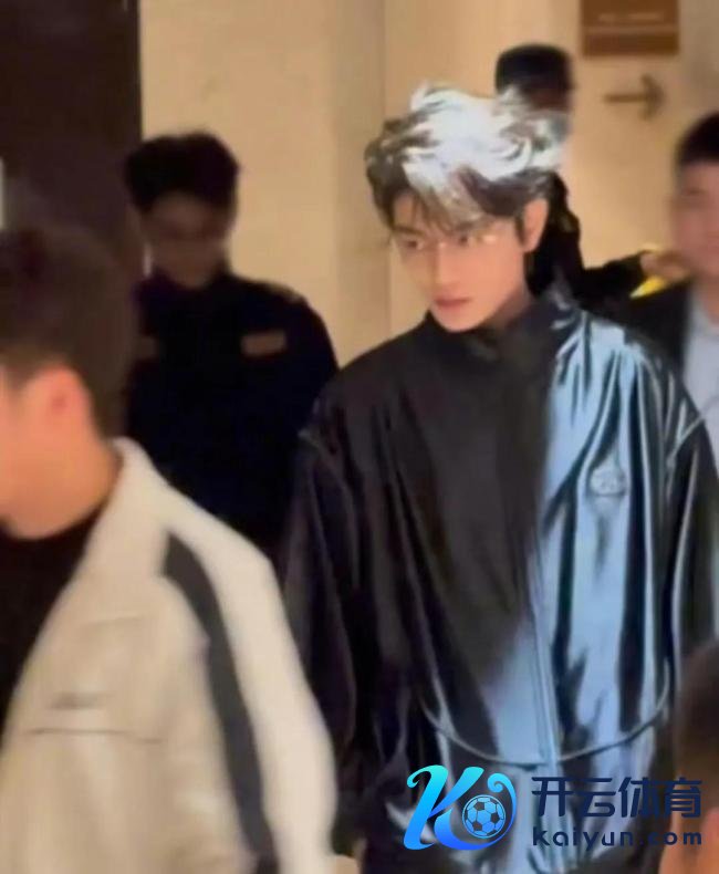 张艺兴江苏卫视跨年彩排路透 敬业彩排引期待